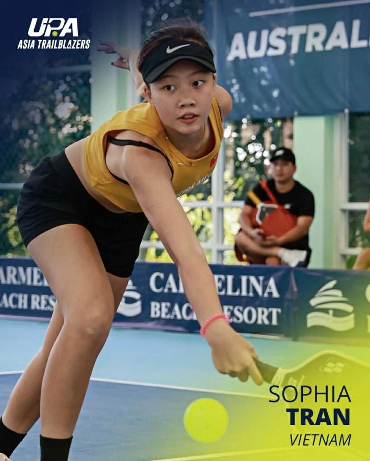 Sophia ký hợp đồng